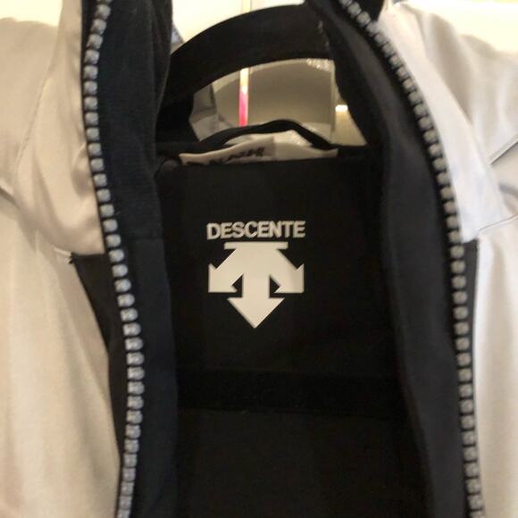 Descente Red and Black Hooded Full Zip Ski Jacket - Picture 3 of 8